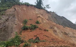 Thanh Hóa: Di dời khẩn cấp hàng chục chiến sĩ và người dân do sạt lở núi