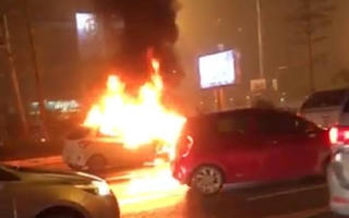 Ô tô bốc cháy dữ dội khu vực gần cầu Nhật Tân