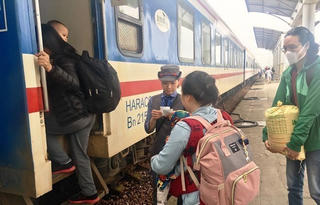 Vé bay còn nhiều, vé tàu khó mua chặng ngắn dịp Tết Nguyên đán