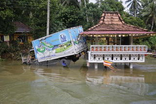 Thủ tướng gửi điện thăm hỏi về trận lụt và lở đất ở Sri Lanka