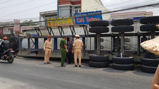 Rơ-moóc xe đầu kéo lật nghiêng, đè bẹp 2 người đi xe máy