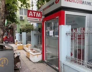 Nha Trang: Tạm giữ du khách nước ngoài phá trụ ATM
