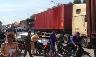 Xe máy đâm đuôi xe tải, thai phụ và chồng tử vong