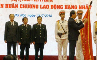 Chủ tịch nước trao Huân chương Lao động Hạng nhất cho ngành THADS