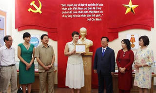 Trao kỷ niệm chương cho Giám đốc Trung tâm Khoa học -Văn hóa Nga