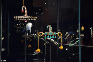 Nữ trang 'triệu đô' bị đánh cắp khỏi triển lãm một cách ngoạn mục