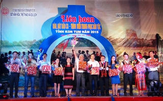 Liên hoan đàn, hát dân ca và trình diễn trang phục truyền thông các dân tộc tỉnh Kon Tum năm 2015