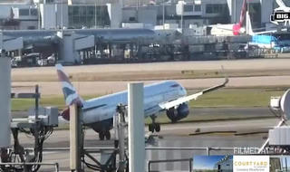 Thót tim khoảnh khắc máy bay suýt lật úp vì gió mạnh