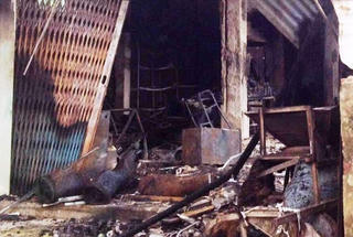 Cãi vã, chồng tưới xăng đốt vợ bỏng nặng