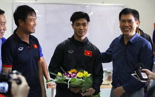 Lãnh đạo Tổng cục TDTT 'đội mưa' tới thăm U22 Việt Nam
