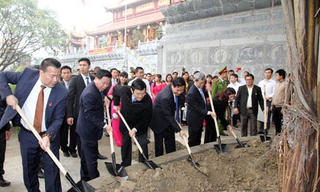 Chủ tịch nước Trương Tấn Sang dâng hương tưởng niệm cố Tổng Bí thư Nguyễn Văn Cừ