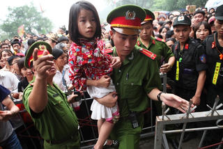 Công an Phú Thọ 'mướt mồ hôi' với biển người đổ về Đền Hùng