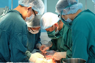 Phẫu thuật bóc khối u nặng 4kg khỏi cơ thể bệnh nhân