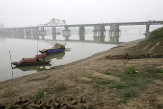 'Vật thể lạ' dưới chân cầu Long Biên chính xác là bom