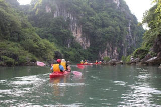 Dịch vụ kayak được hoạt động trên Vịnh Hạ Long sau 1 tháng ‘cấm cửa’