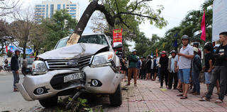 Xe điên lao vỉa hè đốn cây, tông hai mẹ con nguy kịch
