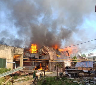 Hà Nội: Cháy lớn tại xưởng chế biến gỗ rộng 100m2