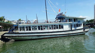 Đình chỉ tàu du lịch có thuyền viên quay lén khách nữ tắm