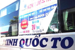 Kon Tum: Xe khách lại ăn “mưa đá” một hành khách nhập viện
