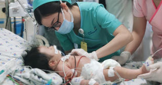 Bé sơ sinh ngộ độc nặng vì mẹ bầu ăn quá nhiều củ dền