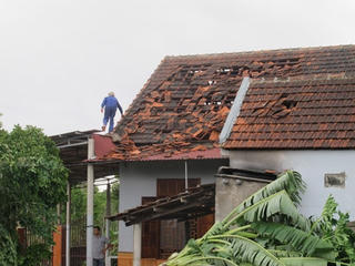 Lốc xoáy càn quét, 63 ngôi nhà hư hại