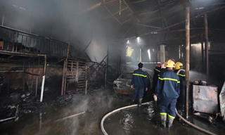 Hà Nội: Cháy rụi một gara ôtô tư nhân