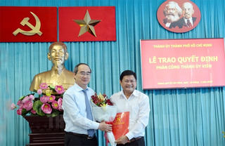 Ông Huỳnh Cách Mạng nhận quyết định làm Phó Trưởng Ban Thường trực Ban Tổ chức Thành ủy TP HCM