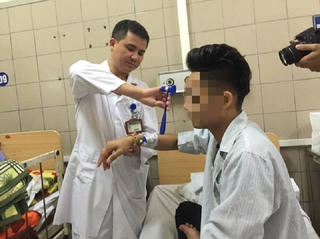 Khóc trong bệnh viện vì hít bóng cười 20 lần một ngày