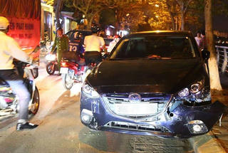 Ô tô đâm hàng loạt xe máy, 1 học sinh trọng thương