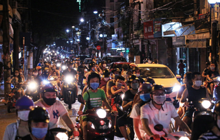 Đổ ra đường thì khó chống dịch