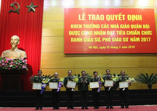 Khen thưởng các nhà giáo quân đội đạt chuẩn giáo sư, phó giáo sư