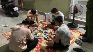 Nhậu 'giãn cách', 4 người đàn ông bị đề nghị xử phạt 60 triệu đồng