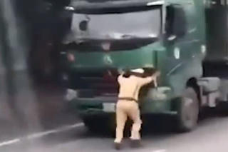 Khởi tố, bắt tạm giam lái xe quá tải ‘ủi’ CSGT Ninh Bình lùi 40 mét