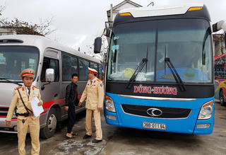 Tạm giữ xe khách 46 chỗ 'nhồi' 60 hành khách