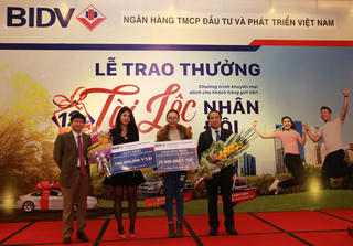 Khách hàng nhận 500 triệu tiền thưởng của chương trình 'Tài Lộc Nhân Đôi'
