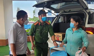 Đang trực, gặp thai phụ chuyển dạ, Trưởng Công an xã dùng ô tô chở đến bệnh viện