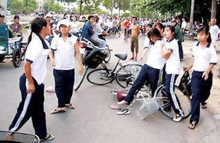 Học sinh đánh nhau… đau lòng xã hội