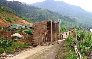 Lở núi, vùi lấp nhà cửa của 1 hộ dân