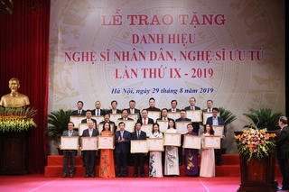 Xét tặng danh hiệu nghệ sĩ: Băn khoăn quy đổi giải thưởng