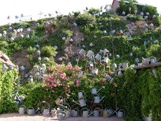 Độc đáo tiệm hoa được trang trí bằng bình tưới