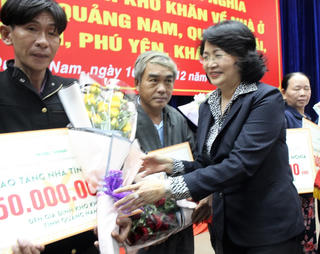 Tặng 500 nhà tình nghĩa cho dân nghèo 5 tỉnh miền Trung