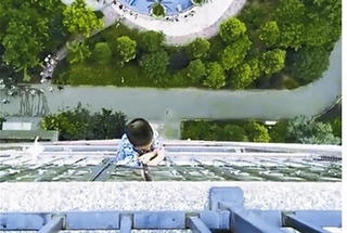 Trượt chân ngã từ tầng 20, cậu bé sống sót kỳ diệu