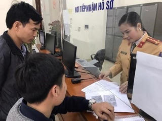 Cảnh sát giao thông Hà Nội trả lại 100 triệu đồng cho người để quên