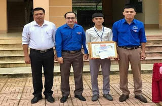 Nam sinh lớp 12 cứu người trong lũ