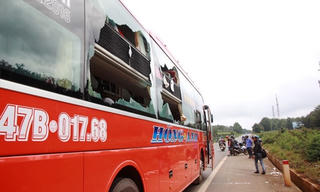 Hai xe khách tông nhau, 15 hành khách vào viện
