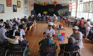 Dịch vụ chăm sóc người cao tuổi: Khoảng trống còn lớn