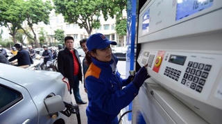 Giá xăng tiếp tục tăng thêm 170 đồng/lít