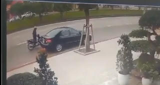 Người đàn ông lao như bay hạ gục tên cướp trên phố