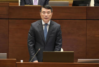 Thống đốc Ngân hàng Nhà nước Lê Minh Hưng trả lời chất vấn