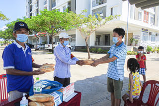 Đà Nẵng: Người dân vui mừng được nhận thịt heo, bánh mỳ và rau muống